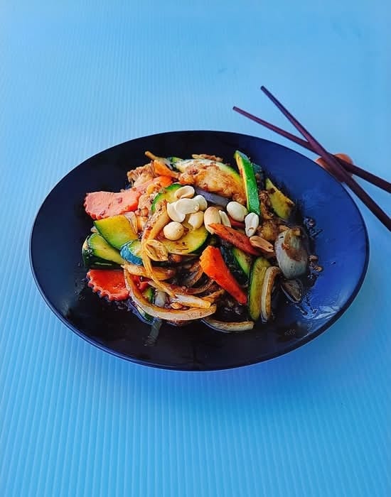 Kung Pao Chicken, Mixed Vegetables, & Rice.